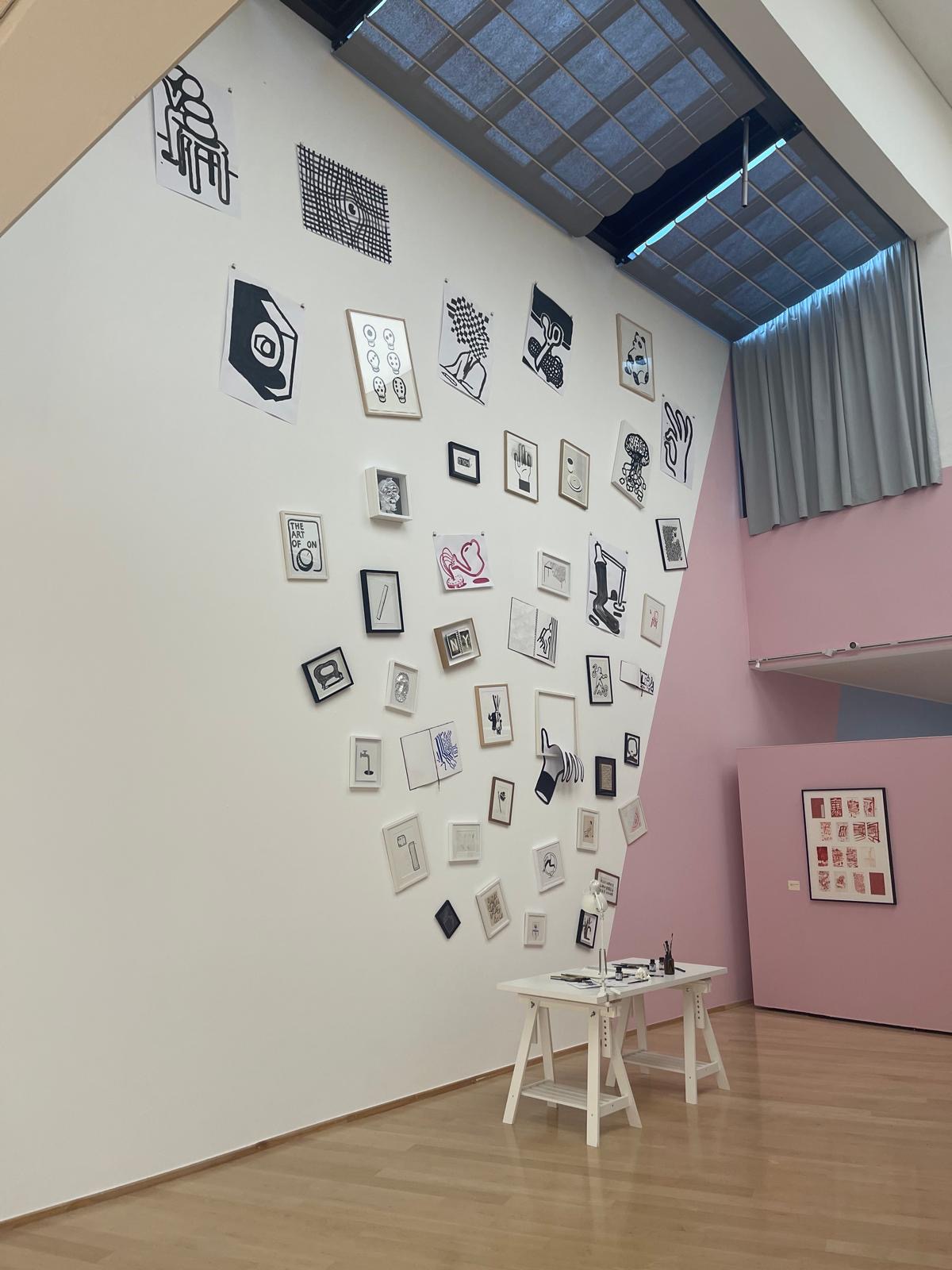 Galeriewand mit Kunstdrucken – Objektgestaltung