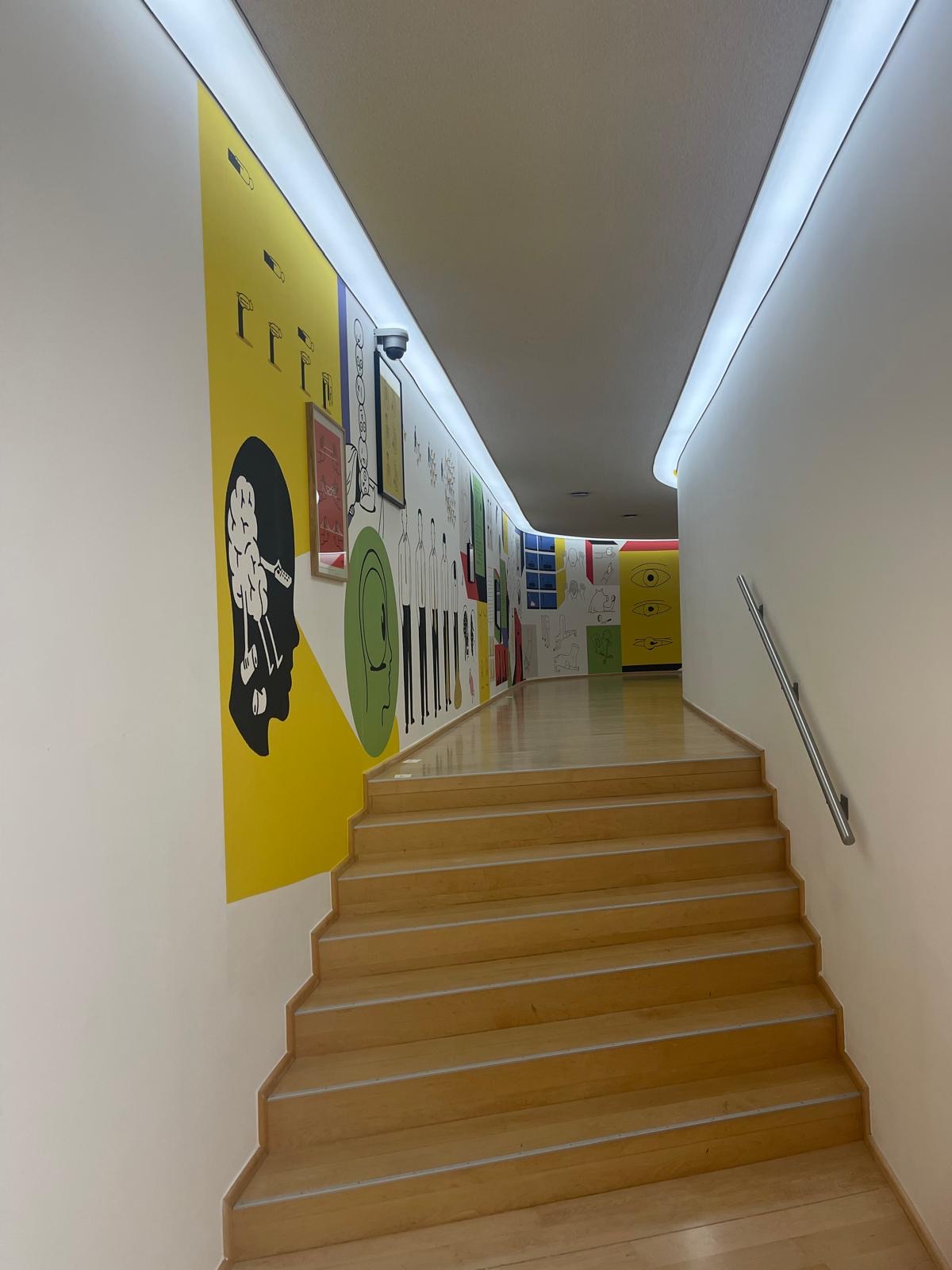 Treppenhaus mit Wandgestaltung
